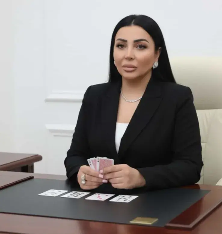 Обряд гадания на Таро — гадалка проводит эзотерический ритуал при свечах